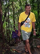 pat et son tee shirt jaune